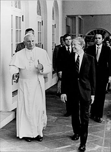 תצלום וינטג 'של ג'ימי קרטר והאפיפיור מחייכים.